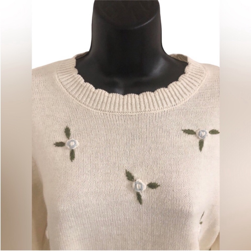 Jessica Simpson Cream blue‎ rosebud embroidered scallop neck sweater size Small - Picture 5 of 15